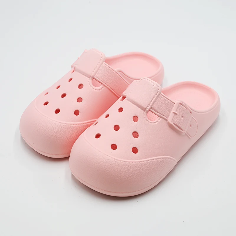 Pourquoi les pantoufles à trous deviennent-elles les chaussures incontournables pour le confort et le style ?