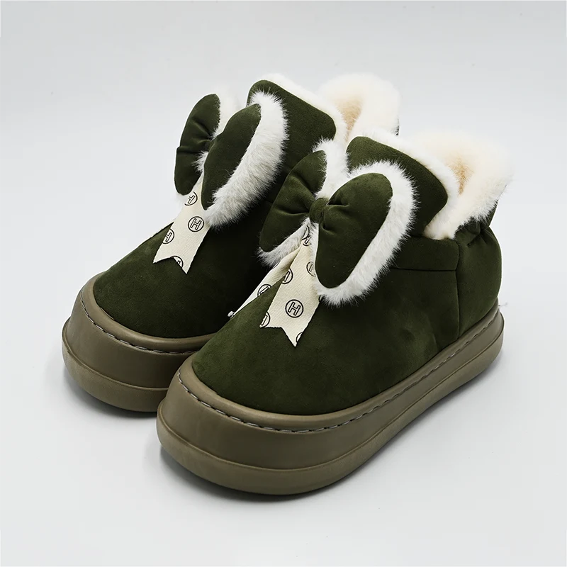 Botter les bottes de neige à moitié